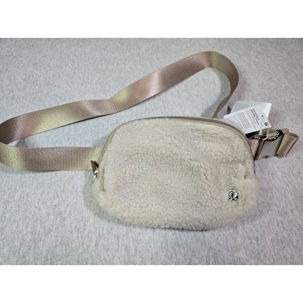 NWT Lululemon Everywhere Fur Belt Bag Ivory White Sherpa Fleece Zip‎ Fanny Pack